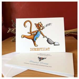 Un chat aspirateur ! Carte de voeux imprimée de la collection « Domesticat ». Carte de fête des pères ou des mères/anniversaire/anniversaire général.