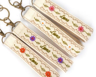 Llavero personalizado con margaritas bordadas, llavero floral con nombre personalizado, regalos para clientes