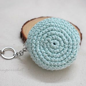 Astuccio rotondo all'uncinetto per auricolari o portachiavi – Mini borsa in filato di cotone fatta a mano – 3 misure – Piccolo portamonete con portachiavi