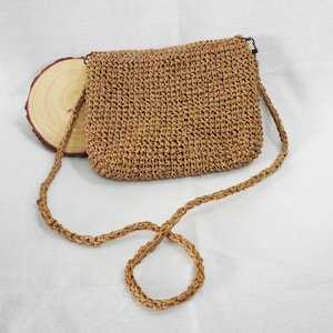 Handgemachte gehäkelte Basttasche - Umhängetasche - Gehäkelte Minitasche - Umhängetasche für Frauen - 20 cm x 15 cm - verstellbarer Riemen, verschiedene Farben