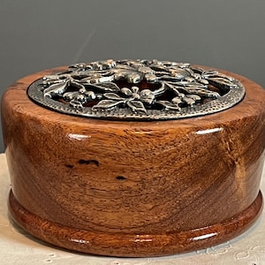 Pode incluir: Um conjunto de três canecas de cerâmica com acabamento manchado e fosco. Cada caneca apresenta uma cor diferente: azul claro, creme e cinza. As canecas têm um design simples e moderno com formato arredondado e alça.