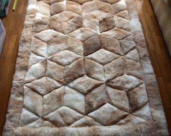 キュービックデザインのベビーアルパカファーラグ（ホワイト）。ペルー