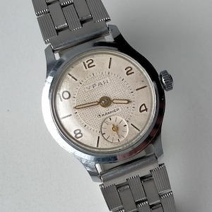 Uran Vostok 2602. Cassa piccola. Orologio meccanico sovietico classico da uomo, vintage, completamente originale. Anni '50