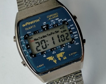 Piratron P-2163 Chrono Alarm. Czas światowy. Oryginalny, wczesny, stylowy zegarek cyfrowy. Lata 80.