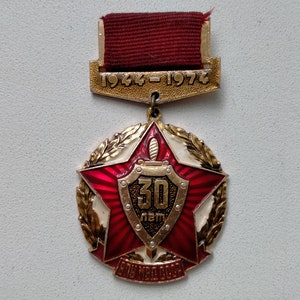 MVD バッジ。ソ連高等政治アカデミー MVD 30 周年記念 1944 - 1974。珍しいバッジ