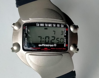 Alarm z chronografem Piratron P-2416. 7 melodii, w tym Żółta Róża Teksasu. Stylowy, w pełni oryginalny zegarek cyfrowy z lat 90.