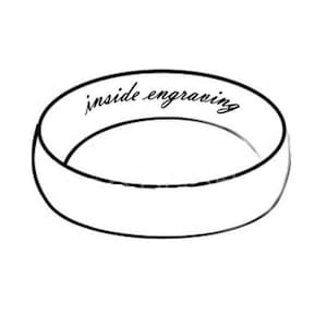 K&ouml;nnte beinhalten: Ein einfacher Silberring mit der Aufschrift "inside engraving" auf der Innenseite des Bandes.