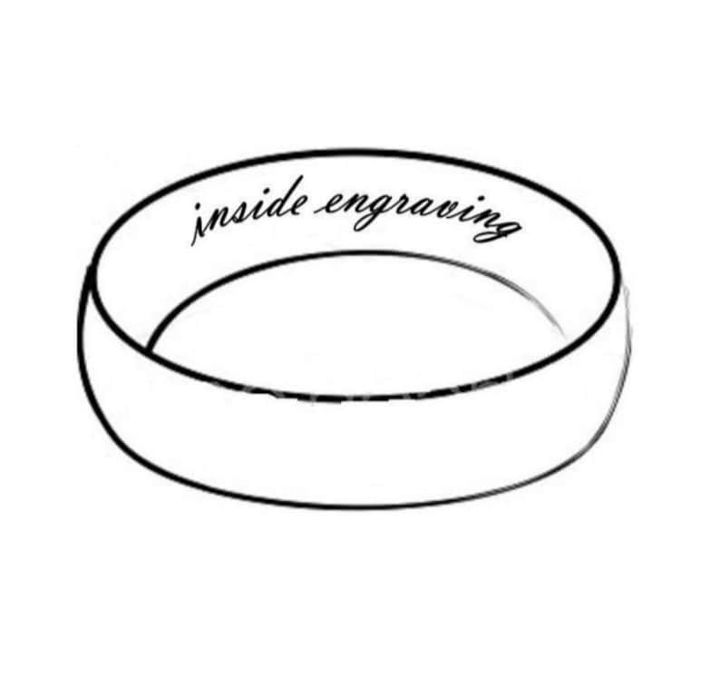 K&ouml;nnte beinhalten: Ein einfacher Silberring mit der Aufschrift "inside engraving" auf der Innenseite des Bandes.