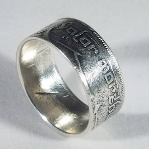K&ouml;nnte beinhalten: Silberring aus einer wiederverwendeten M&uuml;nze. Der Ring tr&auml;gt die Inschrift "GOD SAVE THE QUEEN" und das Jahr "1967".