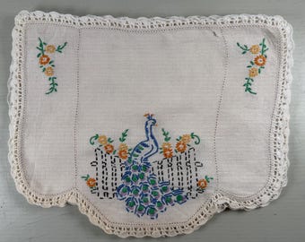 Lote vintage de 5 piezas de los años 40 y 50, tapete bordado a mano con diseño de pavo real, tapete para tocador, bufanda, caminos de mesa, algodón y lino, punto de cruz, manualidades, acolchado, costura.