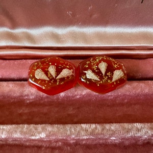 Vintage 1960’s Pink Lucite Yellow Gold Glitter Mini Conch Shell Clip On Earrings Atomic Nautical Boho Kitsch Kitschy Cute Gift!