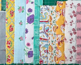 Lot de 15 chutes de tissu vintage des années 30 et 40 : sacs à farine, sacs de nourriture pour animaux, sacs en coton, tissus pour patchwork, loisirs créatifs, carnets de voyage, motifs géométriques et floraux. Idéal pour la confection de courtepointes, de carnets de voyage ou de journaux créatifs.