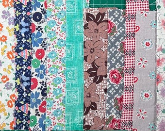 Lot de 15 chutes de tissu vintage des années 30 et 40 : sacs à farine, sacs de nourriture pour animaux, sacs en coton, tissus pour patchwork, loisirs créatifs, carnets de voyage, motifs géométriques et floraux. Idéal pour la confection de courtepointes, de carnets de voyage ou de journaux créatifs.