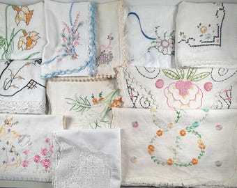 Lote vintage de 13 piezas de cortadores, adornados con bordados de punto de cruz, algodón y lino, mantelería floral, paños de mesa, bufandas y caminos de mesa.