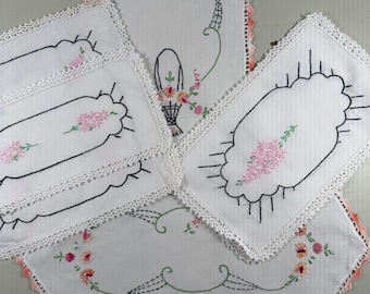 Lote vintage de 6 piezas de los años 40 y 50: tapete floral bordado a mano, tapete para tocador, bufanda, caminos de mesa, algodón y lino, punto de cruz, manualidades, acolchado, costura.