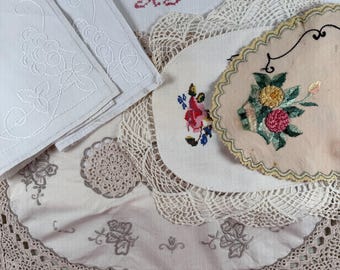 Lote vintage de 6 piezas de tapetes florales bordados a mano para tocador, bufandas, caminos de mesa, algodón y lino, punto de cruz, manualidades, acolchado y costura.