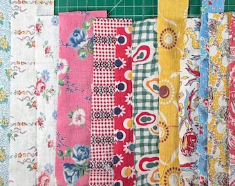Lot de 15 chutes de tissu vintage des années 30 et 40 : sacs à farine, sacs de nourriture pour animaux, sacs en coton, tissus pour patchwork, loisirs créatifs, carnets de voyage, motifs géométriques et floraux. Idéal pour la confection de courtepointes, de carnets de voyage ou de journaux créatifs.