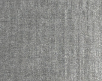 Cartulina Bazzill Black Grasscloth (25 hojas) nueva en su empaque original. Ideal para álbumes de recortes, técnicas mixtas y creación de tarjetas.