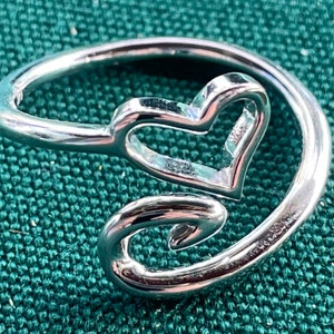 Ben dol op vissen!! Vishaakring met hart, verstelbaar van maat 6 tot 9. Massief sterlingzilver. Origineel ontwerp, damesvisser