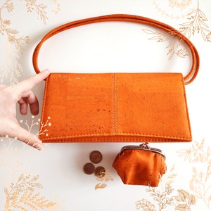Sac en liège orange ARTELUSA adapté au véganisme. YOK CORK