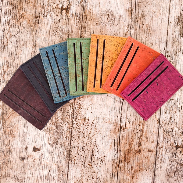 Porte cartes en écorce de liège. Disponible en plusieurs coloris. Adapté au véganisme. Boutique YOKCORK