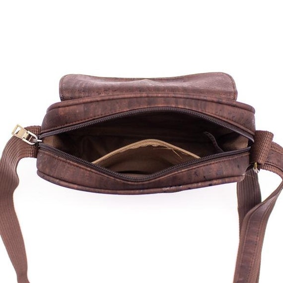 Sacoche noire marron ou bleue en li ge. Fabrication