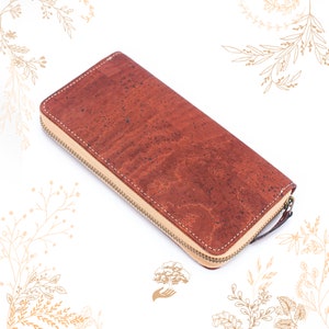 Portefeuille en liège naturel teinté de couleur marron acajou. Cuir végétal vegan friendly. Boutique YOK CORK