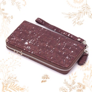 Grand portefeuille en liège imperméable marron et argent. Couleur marron lie de vin et argenté. Adapté au véganisme. Boutique Yok Cork