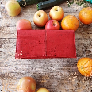 Sac convertible en liège naturel rouge foncé. Vegan friendly. ARTELUSA. Boutique Yok Cork