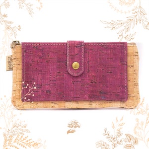 Portefeuille femme en liège de couleur bordeau. Artisanat écoresponsable végan.