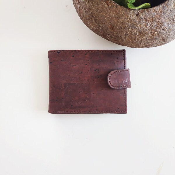 Petit portefeuille pour homme marron en écorce de liège. trois coloris disponible. Boutique YOKCORK