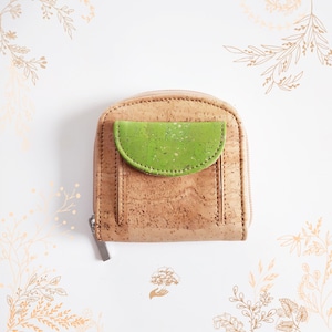Portefeuille en liège de couleur vert anis. Adapté au véganisme. Boutique Yok Cork