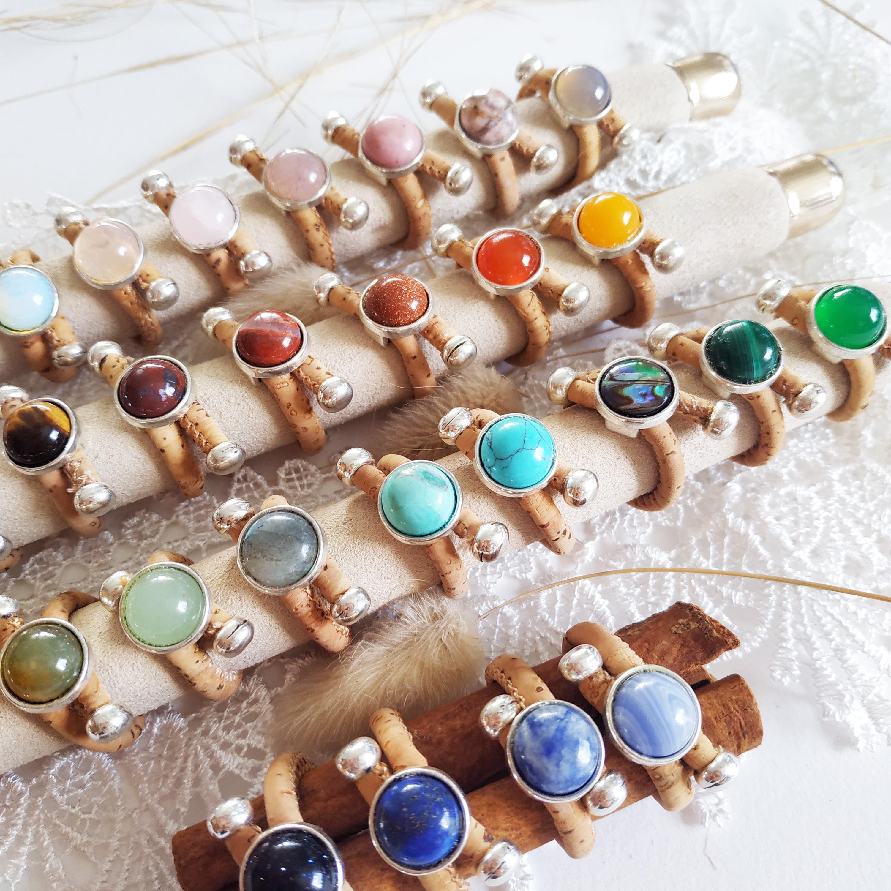 天然石とコルクで作られたリング。お好みに合わせて調整可能