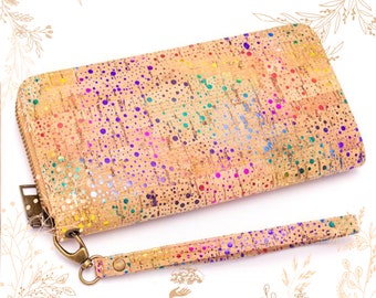 コルクの樹皮で作られた女性用財布。ヴィーガンの方にも最適です