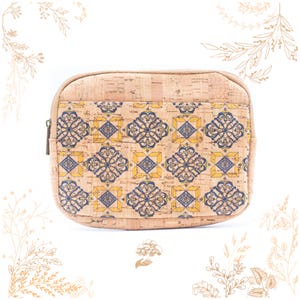 Grand porte-monnaie en liège. Motifs azulejos jaunes et bleus. Vegan friendly. Boutique YOK CORK