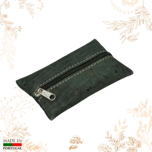 Porte-monnaie vert foncé en liège naturel. Fabrication éco-responsable et veganfriendly. Boutique YOK CORK