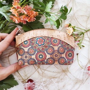 Monedero o bolsa de gran tamaño fabricado en corcho natural. Cuero vegetal apto para veganos. Boutique de corcho Yok.