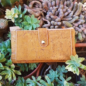 Cork wallet. Available in several colors. Vegan-friendly. YOKCORK Store