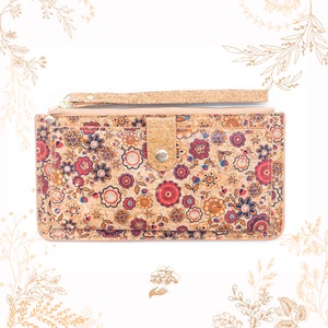 Portefeuille pochette en liège naturel. Imprimé fleurs rouges. Cuir végétal vegan friendly. Boutique YOK CORK