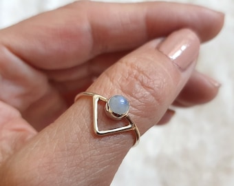 Moonstone silver ring, triangle ring with moonstone, geometric silver ring, ring triangle, moonstone ring, silver ring with moonstone