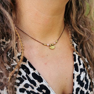 Fine minimalist necklace with small pendant, shell pendant, shell pendant, fine necklace with pendant, gold pendant, beach