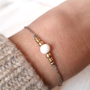 Delicato braccialetto con pallina in osso, braccialetto con perla bianca, braccialetto in materiali naturali, braccialetto in osso, braccialetto grigio con osso