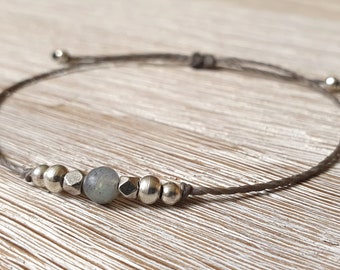 Delikat armband med sten, labradoritsten, fint justerbart armband, minimalistiskt grått armband, ädelstensarmband, grönt armband