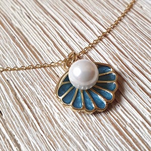 Brass chain with shell pendant, gold chain with shell, freshwater pearl chain, shell chain