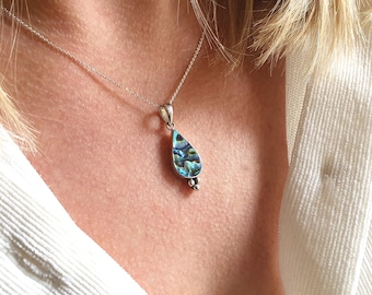 Small shell pendant in silver, abalone pendant, drop-shaped pendant for silver chain, paua shell necklace pendant, necklace with pendant