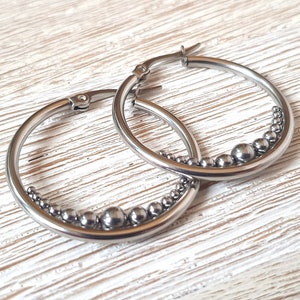 Large silver hoop earrings made of stainless steel, simple hoop earrings in silver, large earrings, classic round earrings silver-colored, stainless steel, hoops