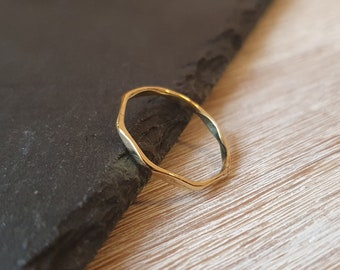 Schmaler goldener Ring, Messing, gewinkelter Ring, minimalistischer Ring, Daumenring, schlichter Boho Fingerring, feiner Ring, dainty ring