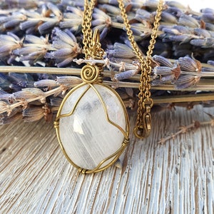 Moonstone necklace, necklace with moonstone, moonstone pendant, moonstone necklace pendant, framed moonstone, necklace with pendant, gold chain