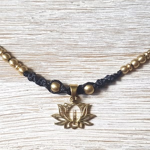 Kleine feine Kette mit Anhänger Lotusblüte, Kleiner Blumenkettenanhänger, Makramee Kette, minimalistische Halskette mit Anhänger, Lotusblume