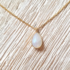 Collar delicado con piedra lunar, collar de plata bañado en oro con colgante de piedra lunar, collar de oro con piedra lunar, collar de piedra minimalista, piedra lunar